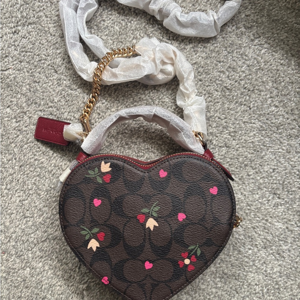 !!SOLD!!Coach Heart-Shaped Mini Bag Signature Canvas - Picture 4 of 5